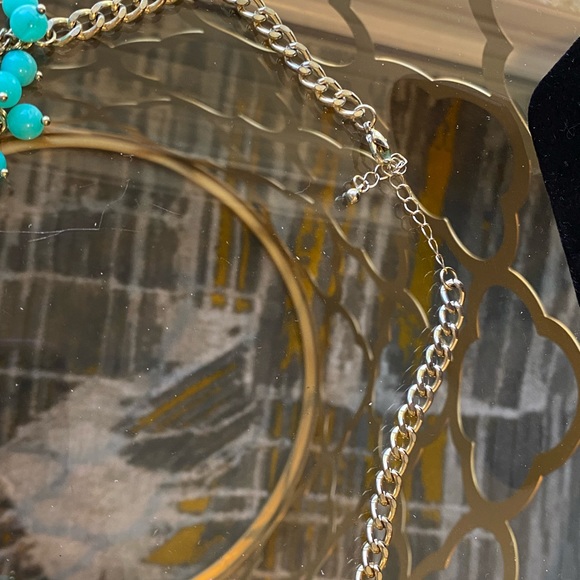 Turquoise colored bead necklace. - Picture 3 of 4